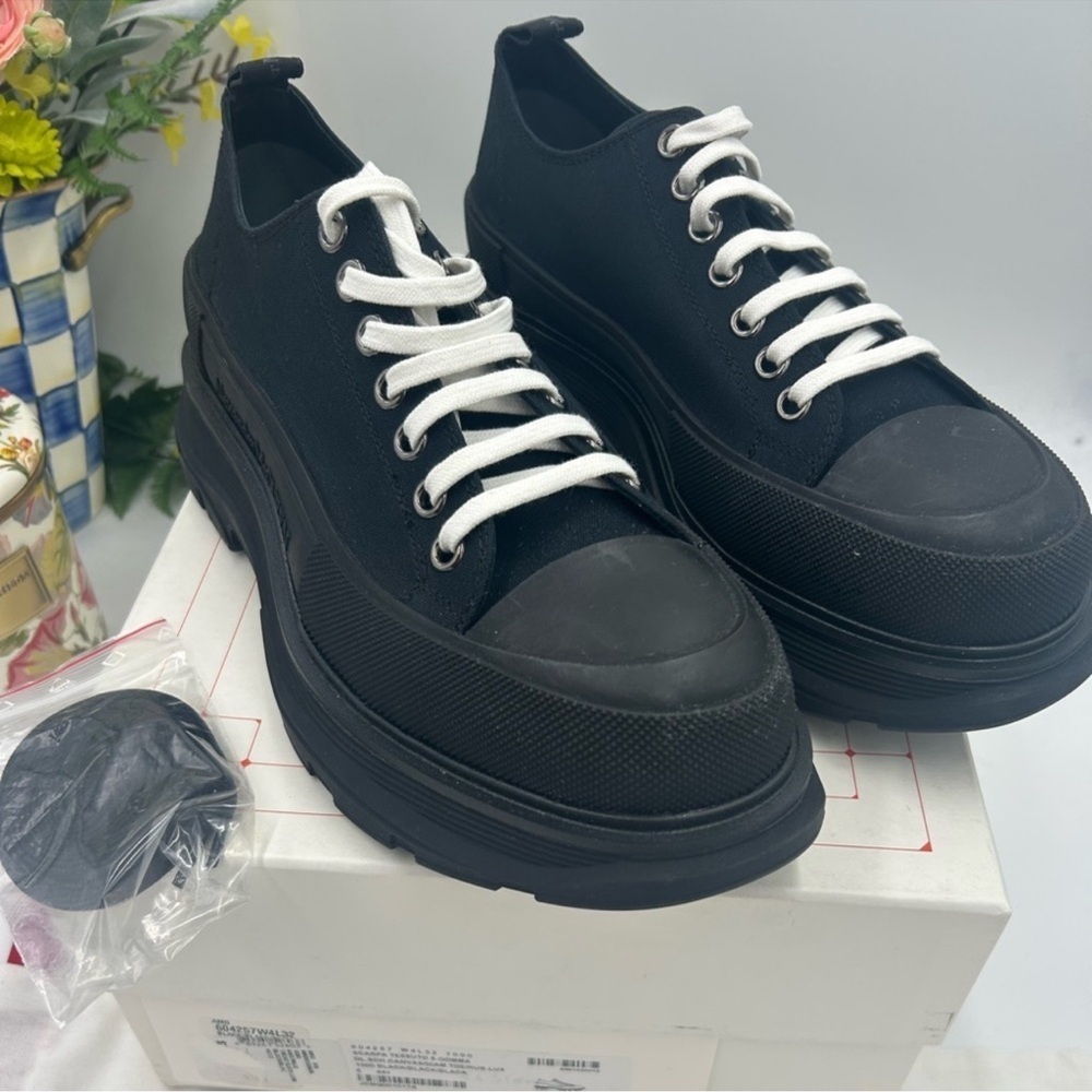 Men’s Alexander McQueen low top sneaker size 44.5 made in Italy